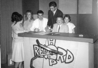 JohnsDriveIn/TVRecordHopDellCoeds_3.jpg